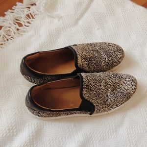 [ugg] slip on sneakers!!
